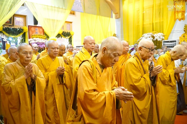 Chư tôn đức niêm hương