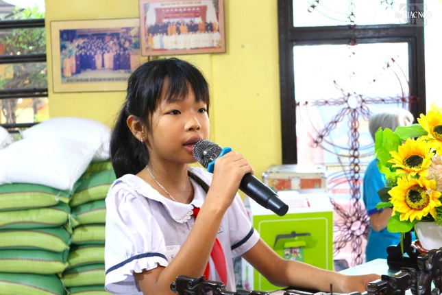 Học sinh nhận học bổng chia sẻ niềm vui Học sinh nhận học bổng chia sẻ niềm vui