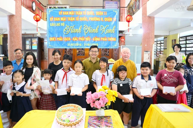 Trao tặng học bổng