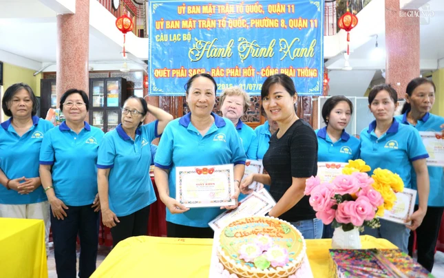 Thành viên câu lạc bộ nhận giấy khen Thành viên câu lạc bộ nhận giấy khen