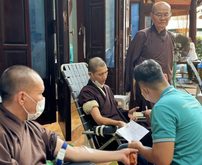 Hòa thượng Trưởng ban Tổ chức trường hạ Phật giáo Q.6 tại nơi hiến máu