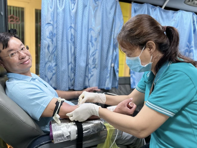 Ông Phạm Nguyễn Trí Hòa, Chủ tịch Ủy ban Nhân dân P.9, Q.6 tham gia hiến máu cùng chư Tăng và Phật tử chùa Tuyền Lâm