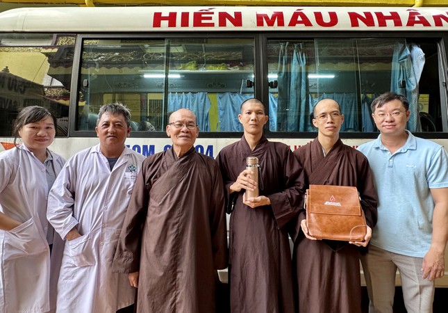 Hòa thượng Thích Thiện Nghĩa lưu niệm cùng chư Tăng (hành giả đang an cư) tham gia hiến máu nhân đạo Hòa thượng Thích Thiện Nghĩa lưu niệm cùng chư Tăng (hành giả đang an cư) tham gia hiến máu nhân đạo