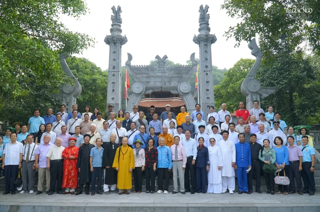 Các đại biểu chụp ảnh lưu niệm tại đền thờ Quốc tổ Lạc Long Quân