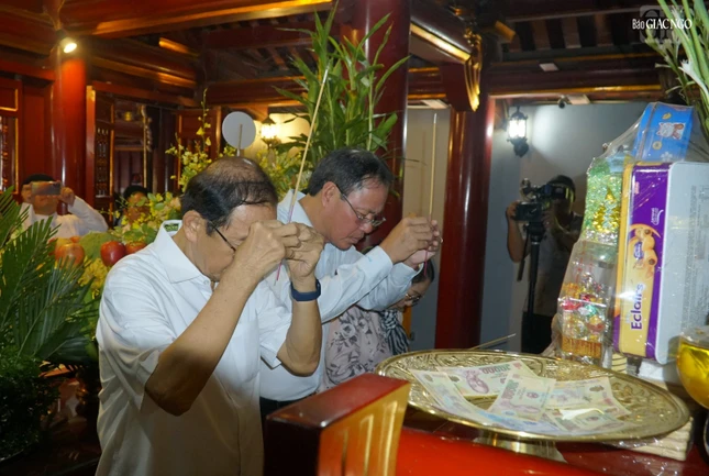 Ông Nguyễn Thành Trung dâng hương tại đền Quốc tổ Lạc Long Quân