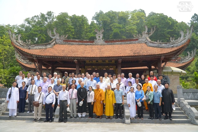 Lưu niệm tại đền Quốc tổ Lạc Long Quân Lưu niệm tại đền Quốc tổ Lạc Long Quân