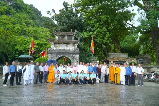 Đoàn tham quan đền vua Đinh, vua Lê tại tỉnh Phú Thọ