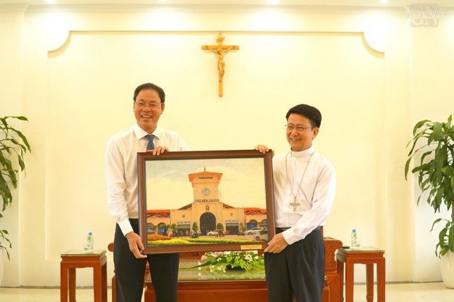 Giám mục Kiều Công Tùng đón nhận bức tranh do Phó Chủ tịch Thường trực Ủy ban MTTQVN TP.HCM Nguyễn Thành Trung trao tặng Giám mục Kiều Công Tùng đón nhận bức tranh do Phó Chủ tịch Thường trực Ủy ban MTTQVN TP.HCM Nguyễn Thành Trung trao tặng