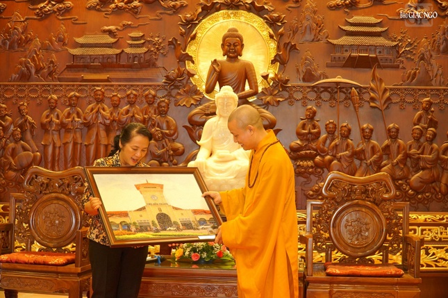 Bà Trần Kim Yến, Chủ tịch Ủy ban MTTQVN TP.HCM trao tặng bức tranh đến Thượng tọa Thích Minh Quang trong "Hành trình kết nối" Bà Trần Kim Yến, Chủ tịch Ủy ban MTTQVN TP.HCM trao tặng bức tranh đến Thượng tọa Thích Minh Quang trong "Hành trình kết nối"