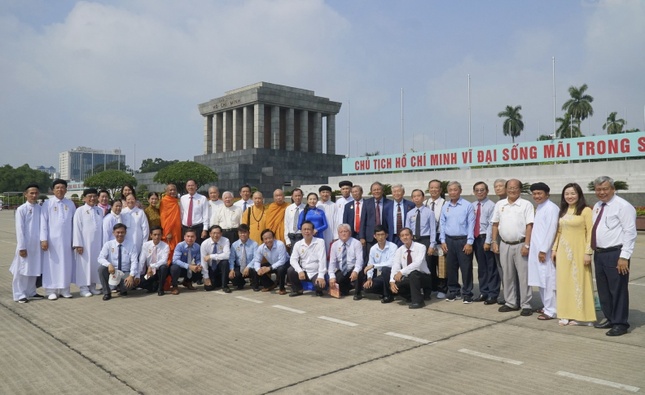 Lưu niệm bên Lăng Chủ tịch Hồ Chí Minh