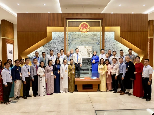 Lưu niệm tại tòa nhà Quốc Hội