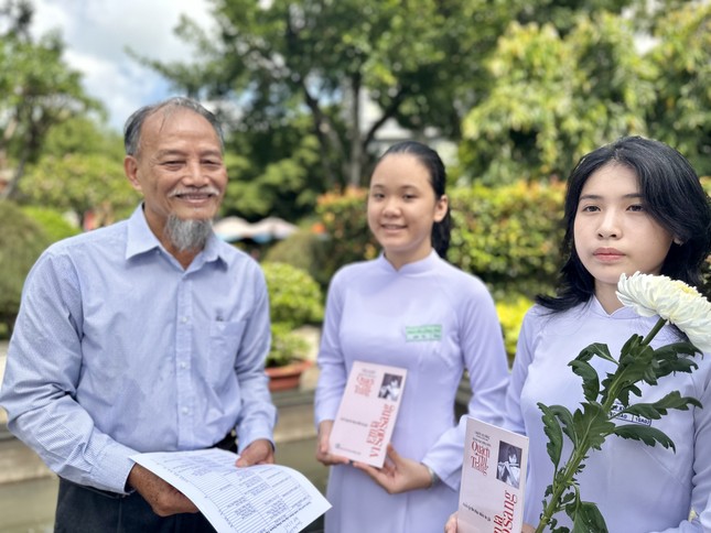 PGS.TS Nguyễn Thiện Tống trao tặng tập thơ viết về liệt nữ Quách Thị Trang đến 94 nữ sinh nhận học bổng
