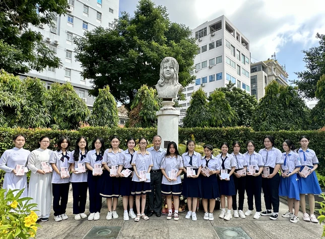 94 suất học bổng được trao tặng đến các nữ sinh đang học lớp 11, tại TP.HCM