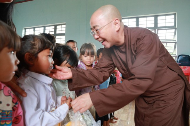 Niềm vui ngày tựu trường của các em học sinh đồng bào