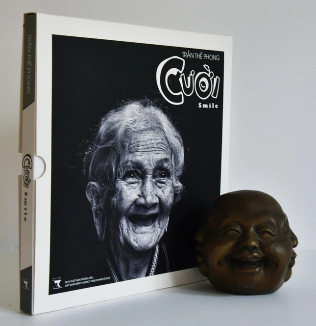 Bìa sách ảnh Cười - Smile