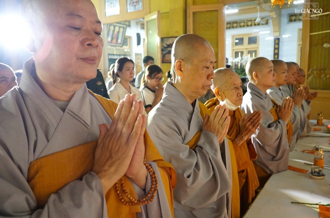 Chư tôn đức hồi hướng điều tốt lành đến với đồng bào Chư tôn đức hồi hướng điều tốt lành đến với đồng bào