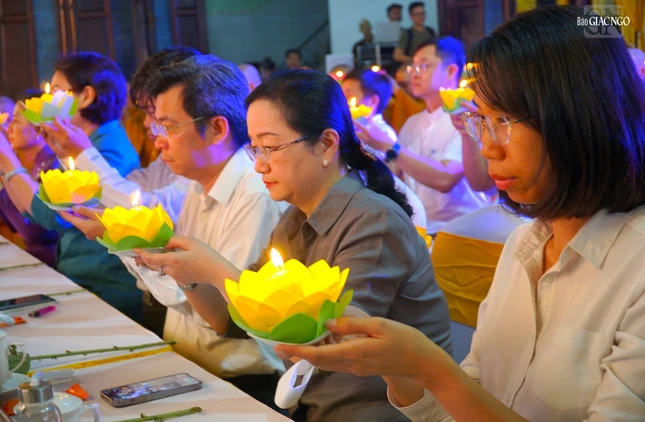 Thắp nến tưởng niệm Thắp nến tưởng niệm