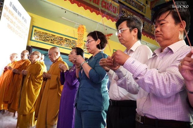 Chư tôn đức và lãnh đạo chính quyền thắp hương tưởng niệm Chư tôn đức và lãnh đạo chính quyền thắp hương tưởng niệm