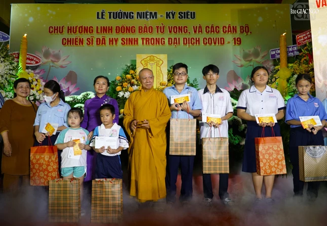 100 em học sinh trên địa bàn Q.6 được trao học bổng trong đợt này 100 em học sinh trên địa bàn Q.6 được trao học bổng trong đợt này