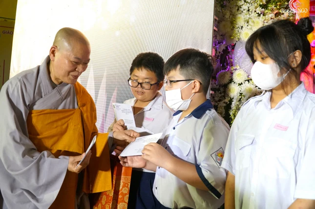 Nâng bước em đến trường Nâng bước em đến trường