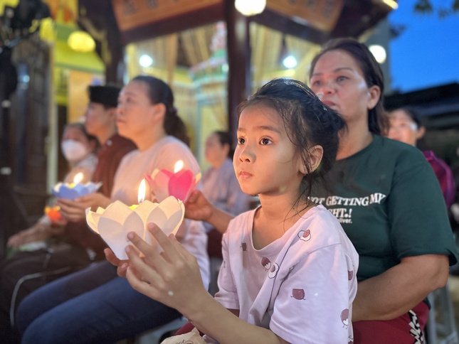 Em cầu nguyện cho mẹ và ông ngoại ra đi vì Covid-19 Em cầu nguyện cho mẹ và ông ngoại ra đi vì Covid-19