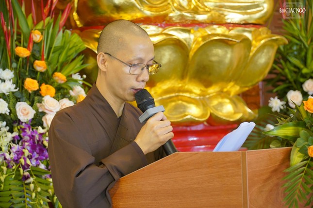 Đại đức Thích Không Hạnh thay mặt Ban Điều hành thông tin đến học viên chương trình khóa học tại Trung tâm Dịch thuật Hán Nôm Huệ Quang Đại đức Thích Không Hạnh thay mặt Ban Điều hành thông tin đến học viên chương trình khóa học tại Trung tâm Dịch thuật Hán Nôm Huệ Quang