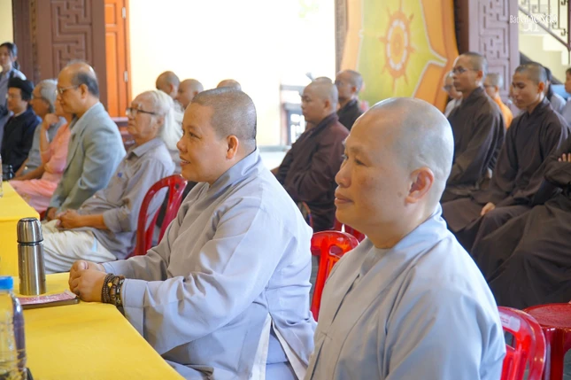 Chư tôn đức Tăng Ni, cư sĩ giáo thọ tham dự Chư tôn đức Tăng Ni, cư sĩ giáo thọ tham dự