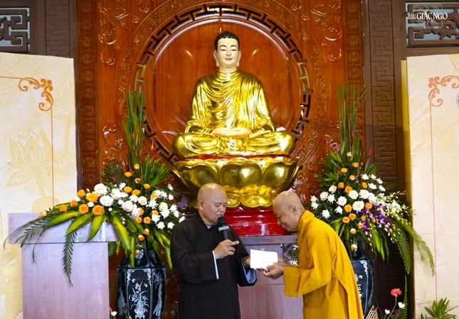 Hòa thượng Trưởng ban Trị sự GHPGVN Q.Tân Phú trao tịnh tài đến đại diện Ban Điều hành trung tâm Hòa thượng Trưởng ban Trị sự GHPGVN Q.Tân Phú trao tịnh tài đến đại diện Ban Điều hành trung tâm