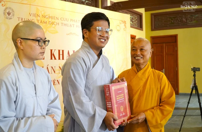 Hòa thượng Thích Phước Cẩn trao phần thưởng cho học viên xuất sắc Hòa thượng Thích Phước Cẩn trao phần thưởng cho học viên xuất sắc