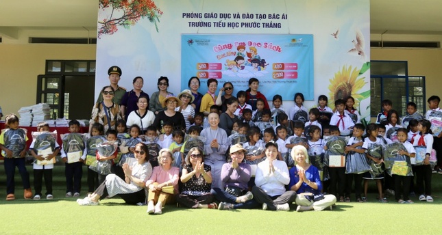 Chùa Long Phước lưu niệm cùng các học sinh