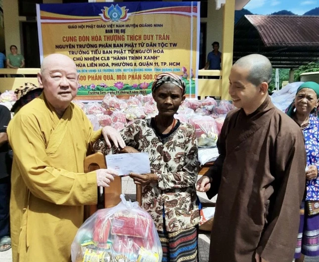 Hòa thượng Thích Duy Trấn tận tay trao quà đến đồng bào dân tộc