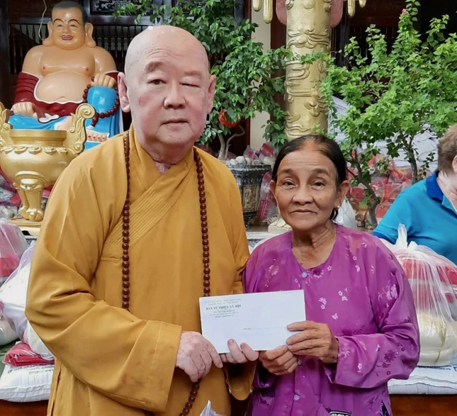 Hòa thượng Thích Duy Trấn trao quà gồm có tiền mặt và các nhu yếu phẩm thiết yếu