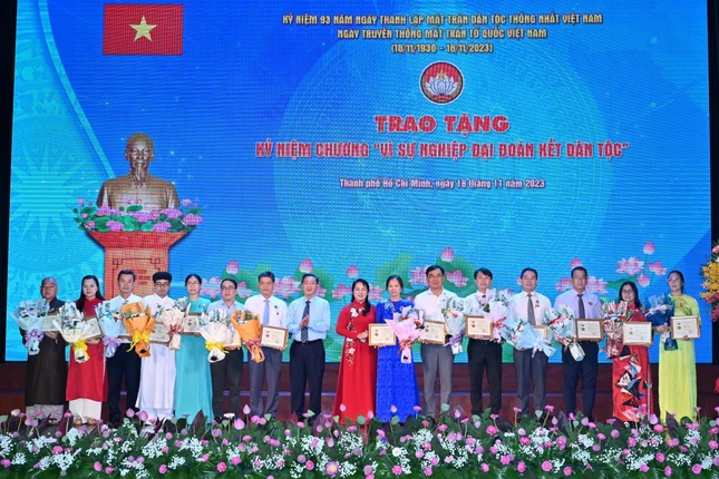 Phần thưởng cao quý dành cho những tấm gương nhiều đóng góp cho xã hội Phần thưởng cao quý dành cho những tấm gương nhiều đóng góp cho xã hội