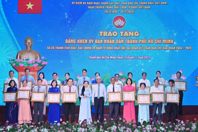 Trao tặng Bằng khen của UBND TP.HCM cho đại diện các tập thể có thành tích xuất sắc trong 20 năm tổ chức Ngày hội Đại đoàn kết toàn dân tộc Trao tặng Bằng khen của UBND TP.HCM cho đại diện các tập thể có thành tích xuất sắc trong 20 năm tổ chức Ngày hội Đại đoàn kết toàn dân tộc