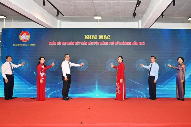 Lãnh đạo TP.HCM, lãnh đạo Mặt trận Tổ quốc Việt Nam TP.HCM tại sự kiện khai mạc Ngày hội Đại đoàn kết toàn dân tộc TP.HCM