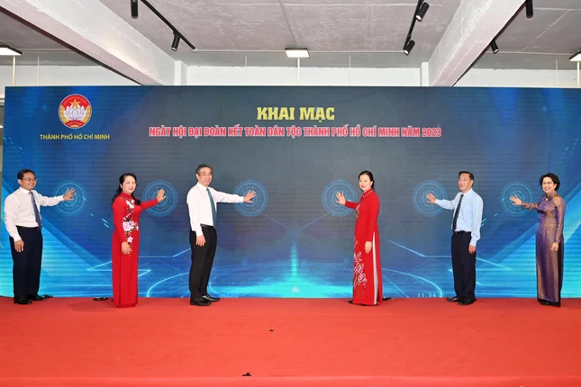 Lãnh đạo TP.HCM, lãnh đạo Mặt trận Tổ quốc Việt Nam TP.HCM tại sự kiện khai mạc Ngày hội Đại đoàn kết toàn dân tộc TP.HCM Lãnh đạo TP.HCM, lãnh đạo Mặt trận Tổ quốc Việt Nam TP.HCM tại sự kiện khai mạc Ngày hội Đại đoàn kết toàn dân tộc TP.HCM