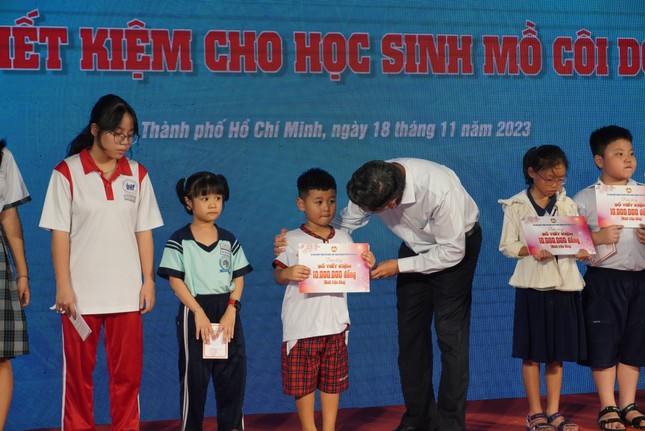Chăm lo cho đời sống người dân và chăm sóc các em học sinh có hoàn cảnh đặc biệt, nâng đỡ các em đến trường là một trong những hoạt động - chủ trương xuyên suốt thời gian qua của Ủy ban Mặt trận Tổ quốc Việt Nam TP.HCM