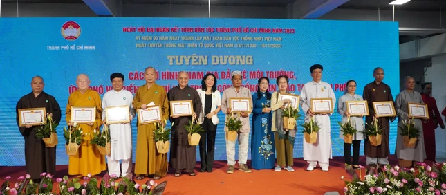 Tuyên dương các mô hình tham gia bảo vệ môi trường, ứng phó biến đổi khí hậu trong cộng đồng tôn giáo tại Thành phố Tuyên dương các mô hình tham gia bảo vệ môi trường, ứng phó biến đổi khí hậu trong cộng đồng tôn giáo tại Thành phố