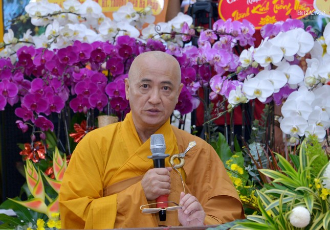 Hòa thượng Thích Huệ Thông tuyên đọc tiểu sử Trưởng lão Hòa thượng Thích Chơn Thiện