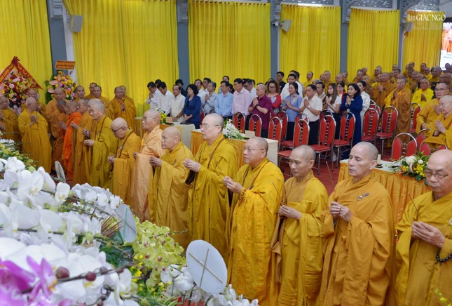 Chư vị lãnh đạo GHPGVN dâng hương tưởng niệm Trưởng lão Hoà thượng Thích Hiển Pháp, Trưởng lão Hoà thượng Thích Chơn Thiện, tại hội trường thiền viện Quảng Đức - Văn phòng II T.Ư GHPGVN