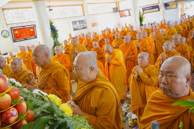 Chư tôn đức niêm hương tưởng niệm