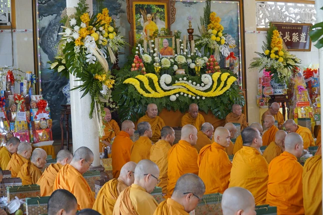 Chư Tăng, Ni thuộc giáo đoàn V đã trở về tịnh xá Trung Tâm (Q.6) tưởng niệm Trưởng lão Hòa thượng Thích Giác Hà