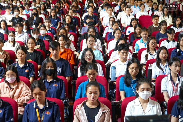 Các bạn sinh viên thực tập thiền ngay tại hội trường