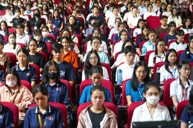 Các bạn sinh viên thực tập thiền ngay tại hội trường Các bạn sinh viên thực tập thiền ngay tại hội trường