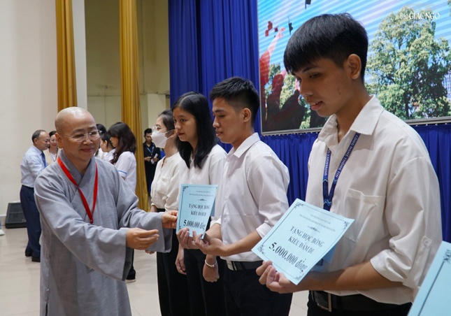 20 suất học bổng trị giá 100 triệu đồng đã được trao tặng đến các bạn sinh viên