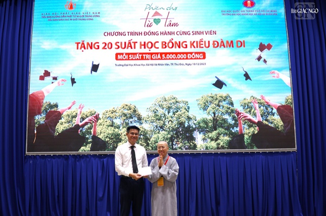 Ni sư Thích nữ Huệ Dâng trao tặng 10 triệu đồng hỗ trợ phòng công tác sinh viên