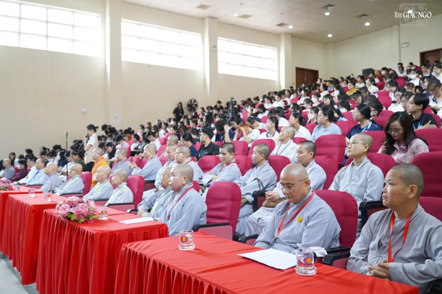 Khoảng 500 sinh viên tham dự buổi pháp thoại chuyên đề về thiền Khoảng 500 sinh viên tham dự buổi pháp thoại chuyên đề về thiền