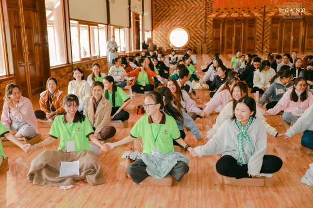 Các bạn trẻ ngồi với nhau để có thêm cơ hội kết nối, trao cho nhau yêu thương như người một nhà