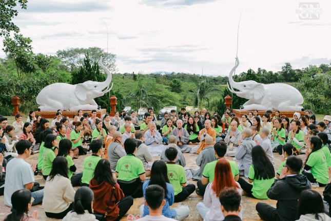 Chư tôn đức Ni hướng dẫn các bạn trẻ phương pháp ngồi thiền căn bản