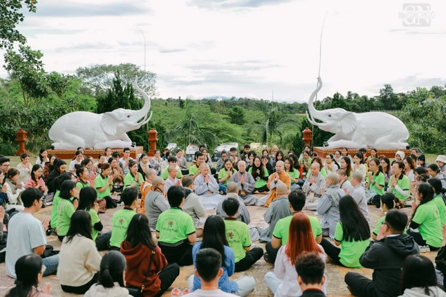 Chư tôn đức Ni hướng dẫn các bạn trẻ phương pháp ngồi thiền căn bản